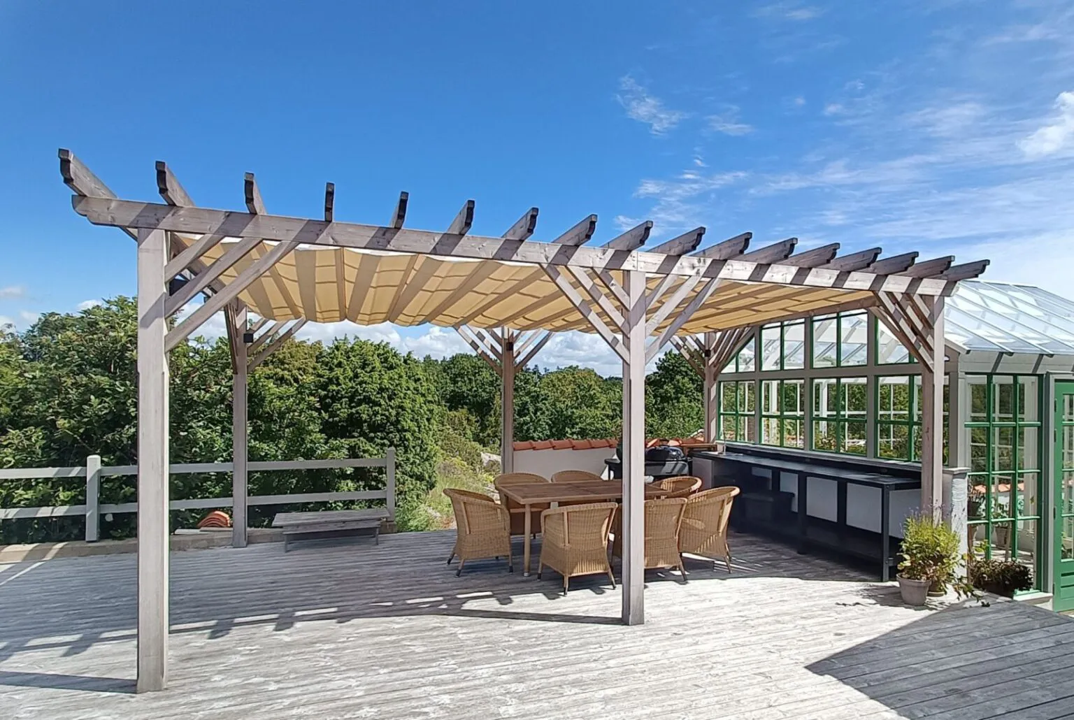 PergolaSegel-pergolamarkis-till-pergola-beige-duk-uteplats-2