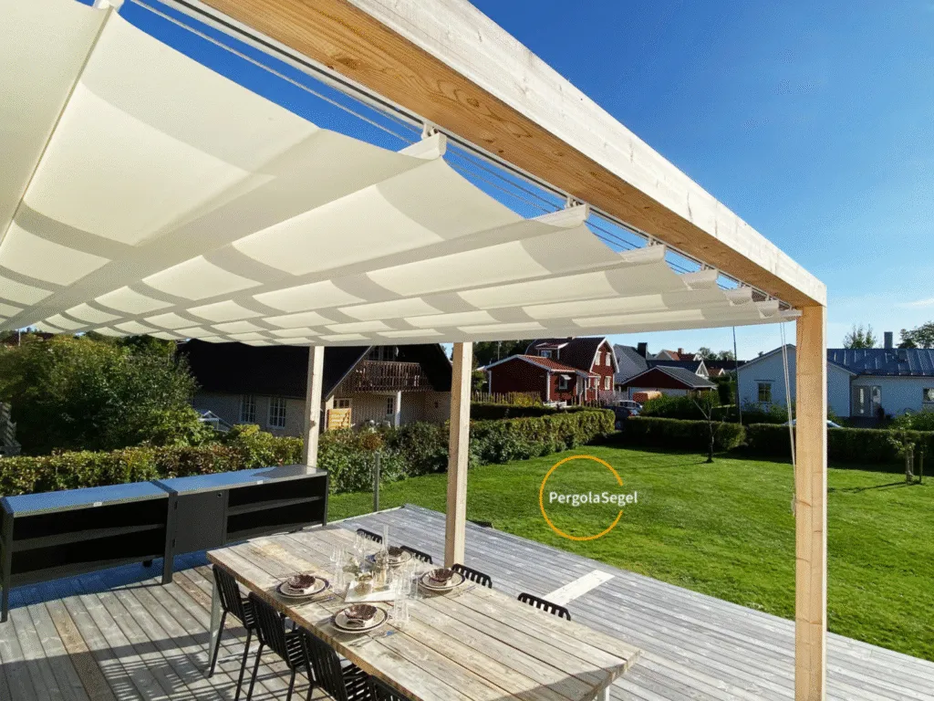 PergolaSegel-pergolamarkis-till-pergola-vit-duk-uteplats