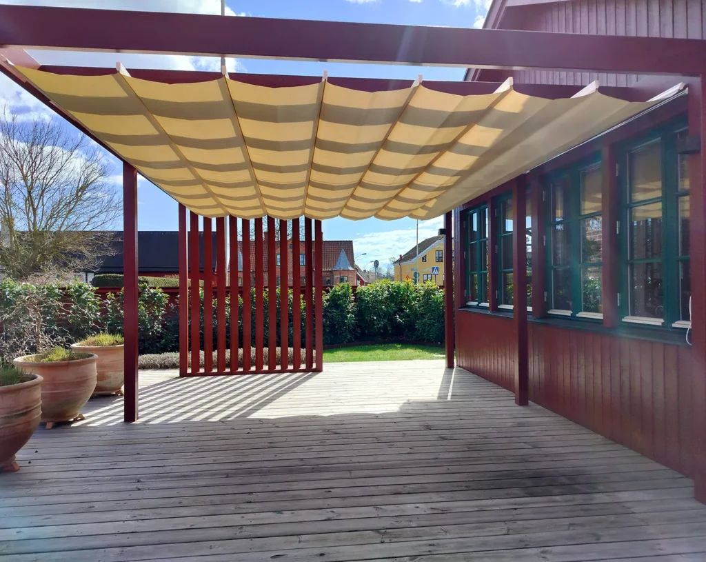 Pergolamarkis till pergola Röd pergola med beige pergolamarkis