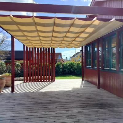 Pergolamarkis till pergola Röd pergola med beige pergolamarkis