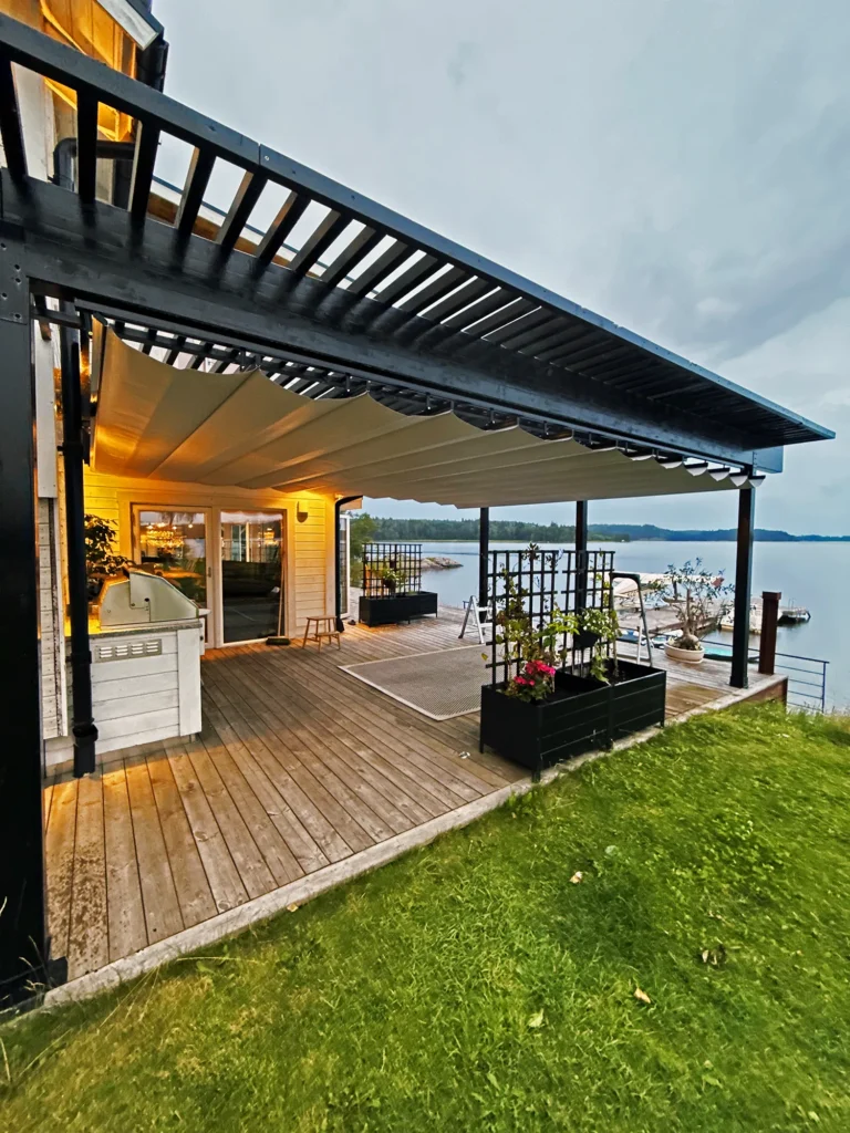 Pergolamarkis till pergola Svart pergola med beige pergolamarkis Havsutsikt