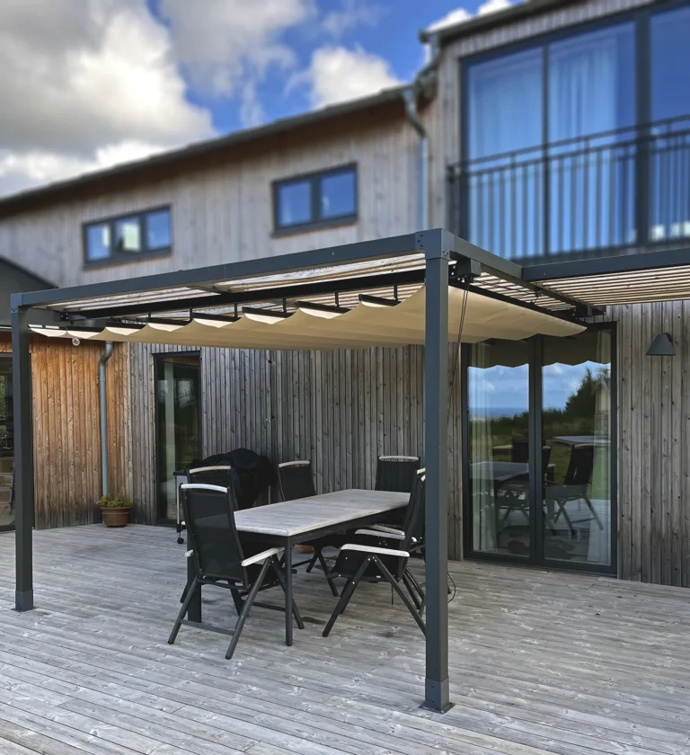 Pergolamarkis till pergola Svart pergola med beige pergolamarkis på altan