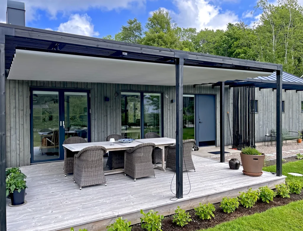 Pergolamarkis till pergola Svart pergola med vit pergolamarkis