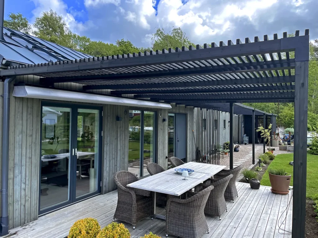 Pergolamarkis till pergola Svart pergola med vit pergolamarkis 2