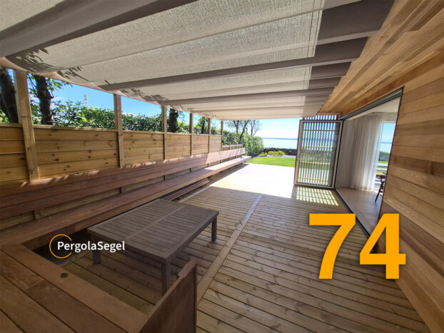 Minimalistisk pergolamarkis över havsnära uteplats med träpergola