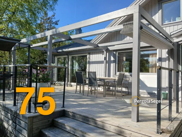 Öppen träpergola med integrerad pergolamarkis och grå bärprofiler