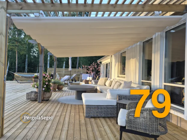 Beige pergolasegel med fin skugga över ombonad lounge på trädäck