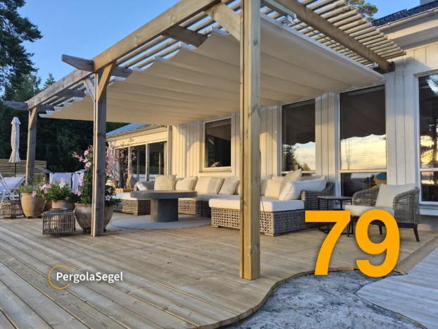Måttanpassat pergolasegel under träpergola med loungedel på altan