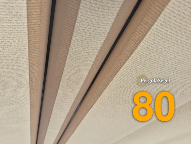 Detalj på beige Ferrari duk och svarta dukprofiler i dubbel pergolamarkis