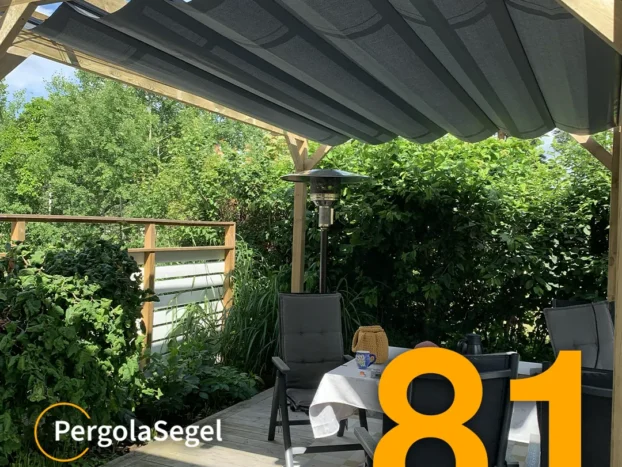 Öppningsbart pergolasegel med svart duk över matplats i träpergola