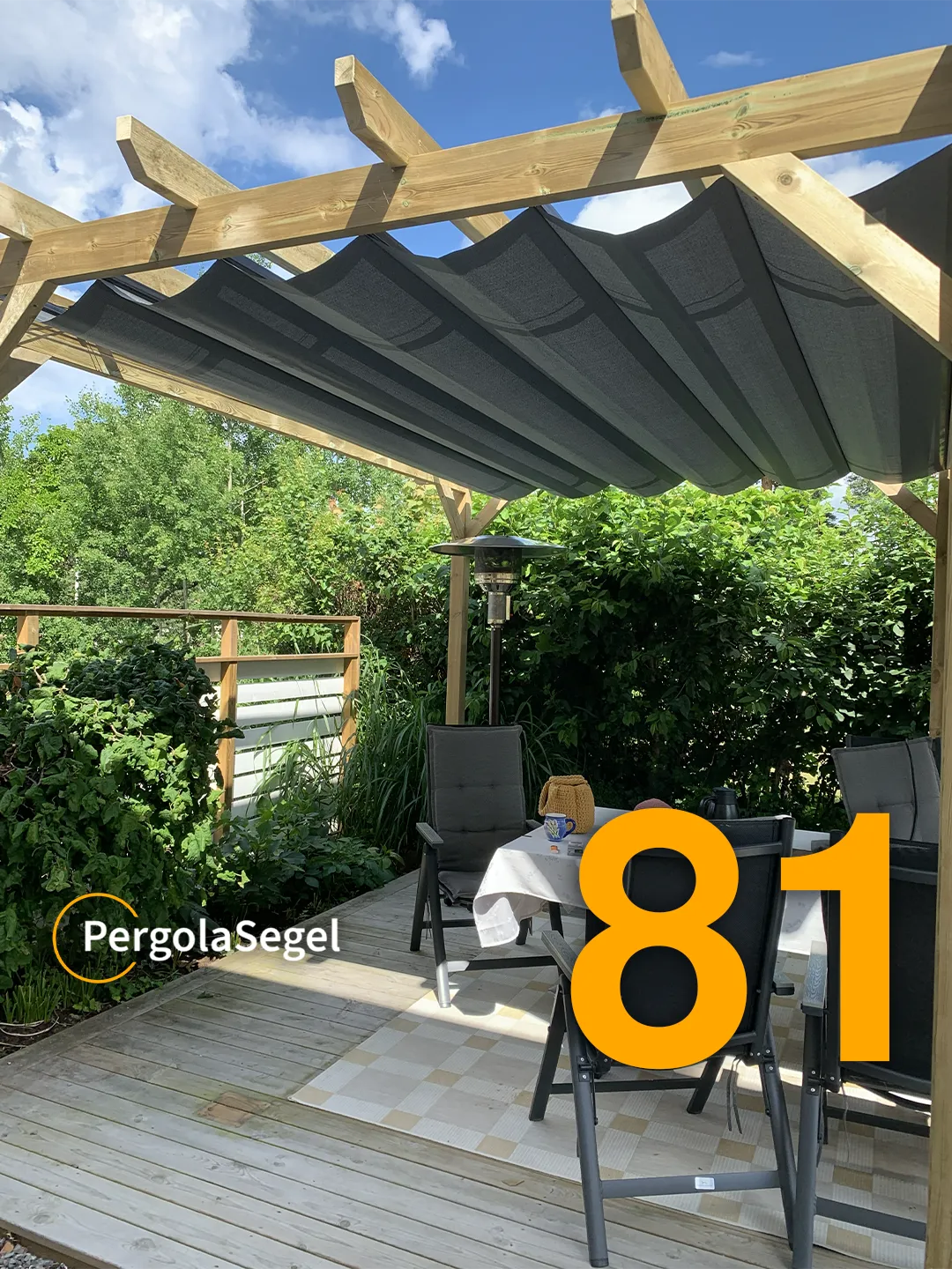 Öppningsbart pergolasegel med svart duk över matplats i träpergola