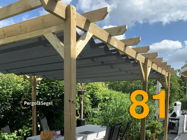 Svart pergolamarkis med Ferrari duk över träpergola och matplats