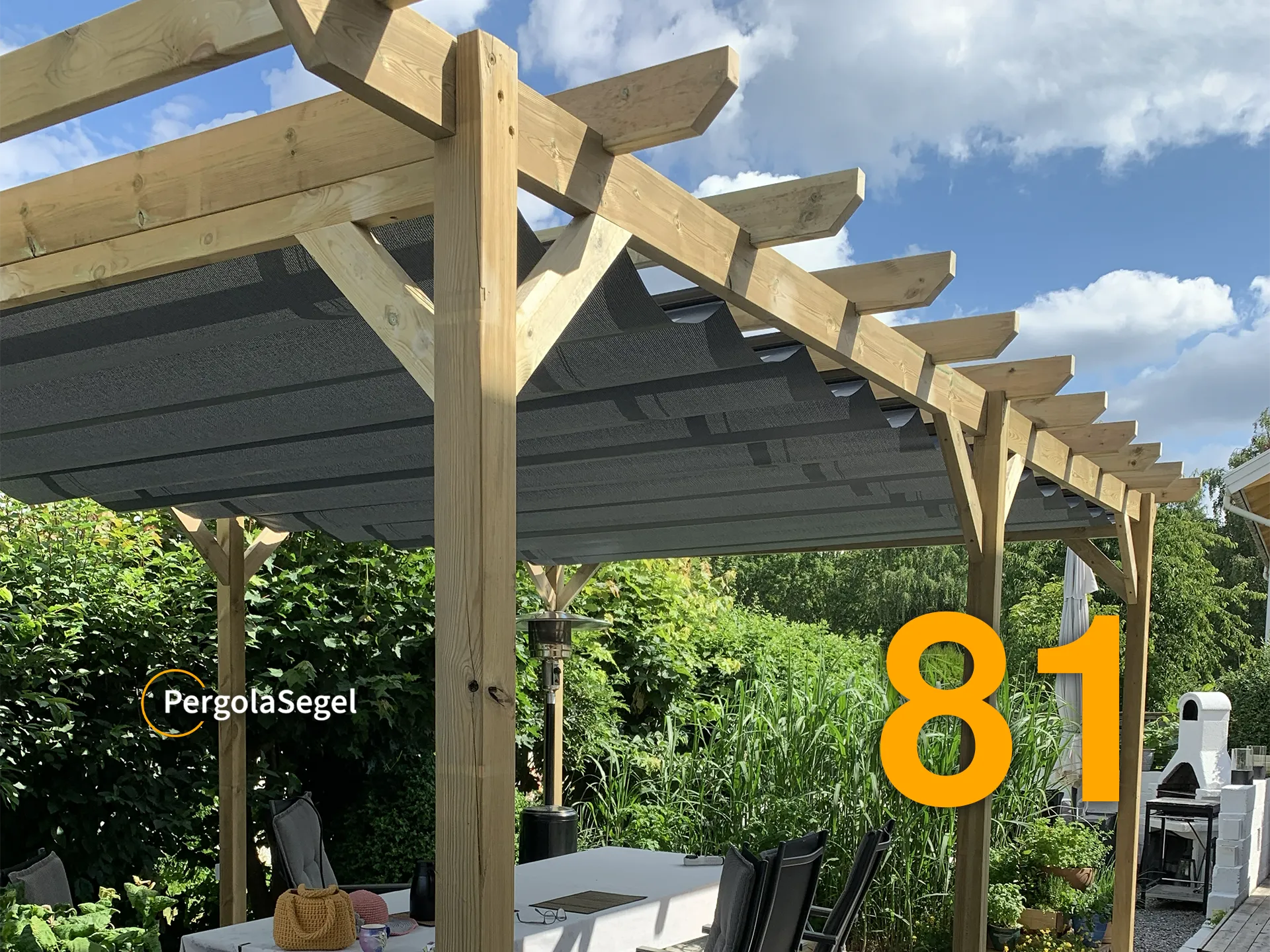 Svart pergolamarkis med Ferrari duk över träpergola och matplats