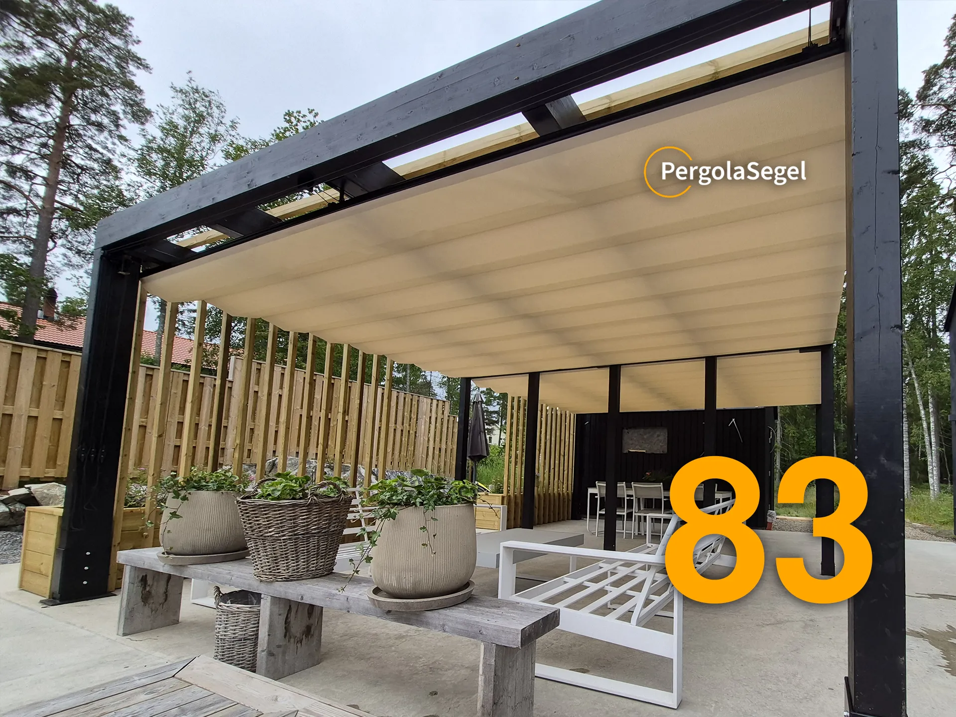 Beige pergolasegel utdraget över uteplats med vita loungemöbler och planteringar