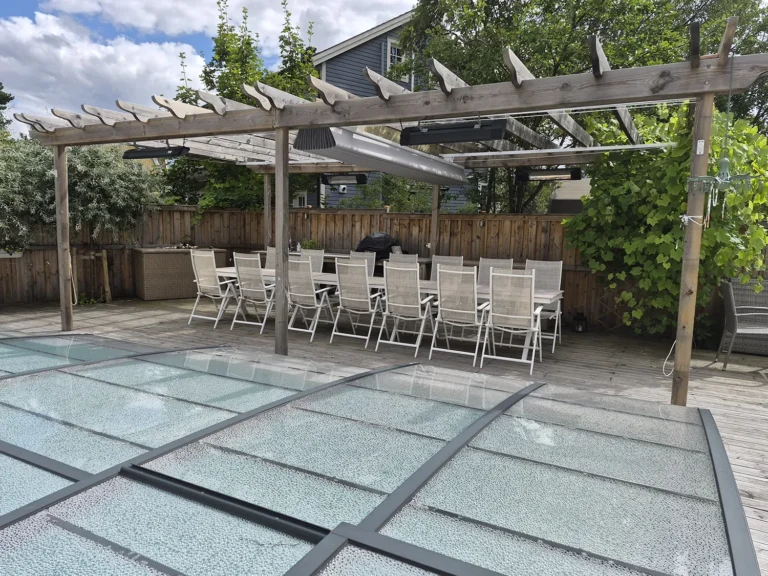 Pergolamarkis med mittöppning i en träpergola över en lång matplats intill poolen
